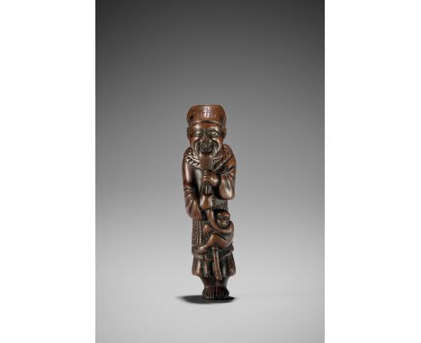 AN UNUSUAL WOOD NETSUKE OF A CHINESE SARUMAWASHI (MONKEY TRAINER)UnsignedJapan, 18th century, Edo period (1615-1868)Expressiv