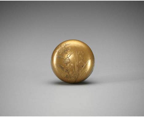 A FINE GOLD LACQUER MANJU NETSUKEUnsignedJapan, 19th century, Edo period (1615-1868)Of circular form, the two-part manju deco
