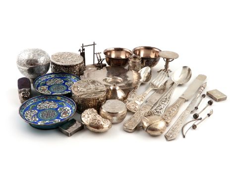 A mixed lot of Chinese silver items, comprising: two tea bowls and saucers, a circular box and cover, two oval boxes with fig