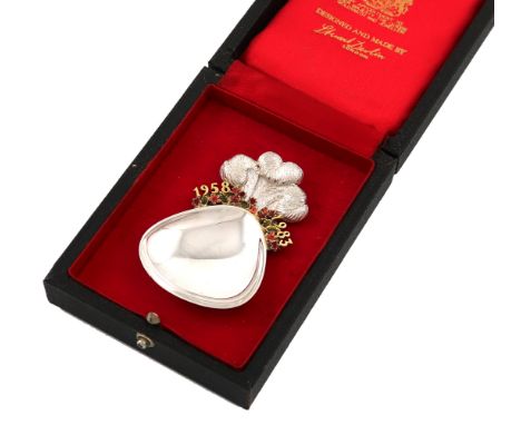 By Stuart Devlin, a modern silver and enamel commemorative caddy spoon, London 1983, limited edition number 561, celebrating 