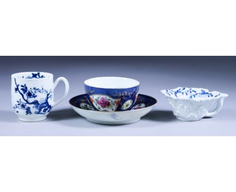 A Worcester Blue and White Porcelain Butter Boat, circa 1758, painted with "The Butter Boat Mansfield" pattern, workman's mar