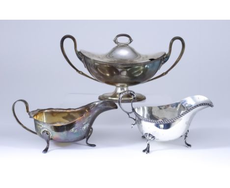 An Edward VII Silver Oval Two-Handled Sauce Tureen and Cover and Two Silver Sauce Boats, the sauce tureen and cover by George