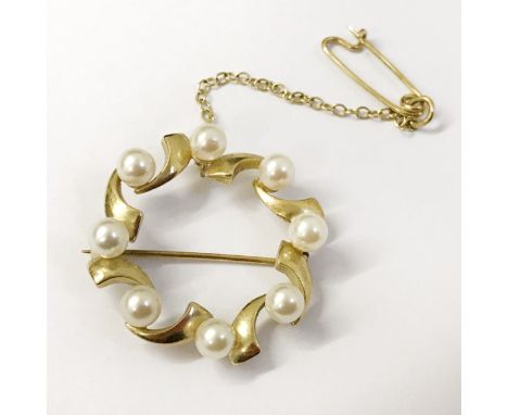 9 CARAT GOLD AND PEARL BROOCH