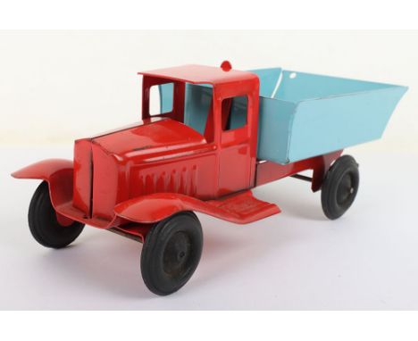 Tri-ang Pressed Steel Tip Lorry, red cab, light blue back, rubber tyres, in excellent original condition. Approx: 10 ¼ “(25.5