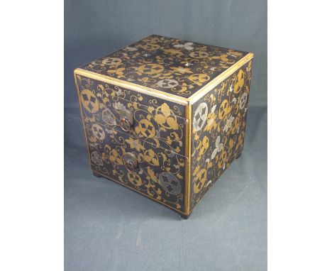 20th CENTURY JAPANESE LACQUERED TWO DRAWER JEWELLERY OR TABLE TOP BOX, having gilt inlaid floral and foliate decoration, stan