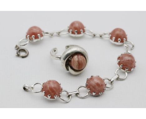 Damenarmband und -ring. 835/000 Silber. Armband mit 6 runden Rhodochrosit-Cabochons, der Ring mit einer -Kugel. Armband (Fede