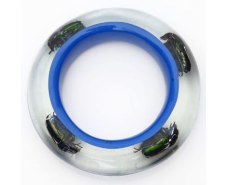 Vintage-Armreif "Skarabäus", Lucite. Acryl in zweifarbiger Ausführung mit präparierten Skarabäus-Käfern. L. Gebrauchsspuren. 