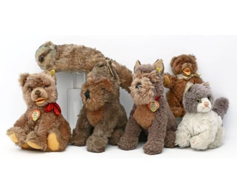 6 Cosy-Tiere, Steiff: 2 Bären, 2 Hunde, Katze und Murmeltier. Bespielt bzw. eingestaubt. 5x mit K, 3x mit F, 2x mit S. 70er J