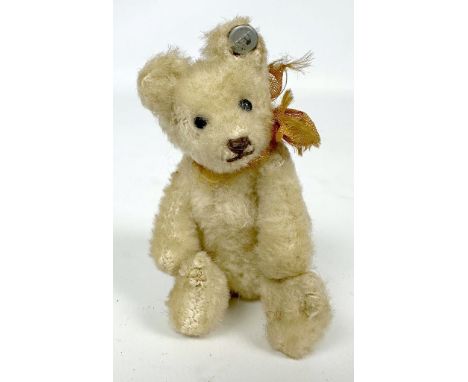 Miniaturteddy, Steiff. Weißer Mohair. Drehkopf mit Schuhknopfaugen. Gegliedert. Mit K. L. bespielt. 20er/30er Jahre. L. 9 cm.