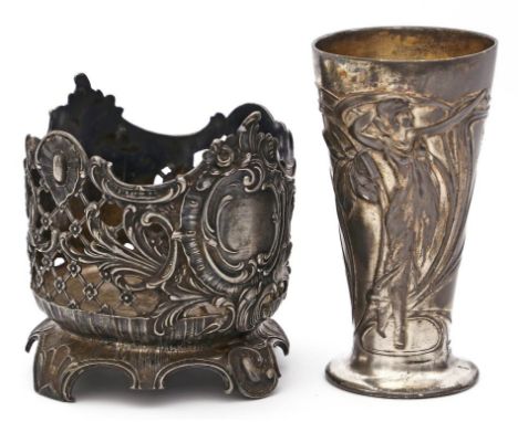 Trinkbecher und Flaschenhalter, WMF. Metall, versilbert. Relieferte Darstellung einer Tänzerin mit Weinreben bzw. u.a. Musche