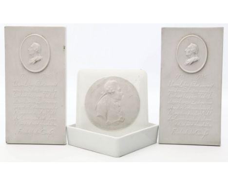 2 Reliefplatten und quadratische Dose. Weißes Biskuitporzellan bzw. weiß glasiertes Porzellan und Deckel mit Biskuitrelief. J