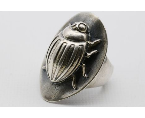 Großer Designer-Ring, MAAS. 925/000 Sterlingsilber, ca. 25 g. Ovaler Ringkopf mit halbplastisch reliefiertem Käfer. Offene Ri