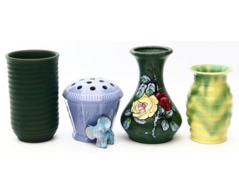 Blumensteckgefäß und 3 Vasen, Art Deco. Keramik. Verschiedene Formen, Ausführungen und Dekore/Bemalungen. Dabei Gmunden, Stel