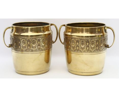 Paar Champagnerkühler, WMF. Messing. Wandung mit Bandrelief und seitlichen Handhaben. Kratzer. Straußenmarke WMF, um 1900-191