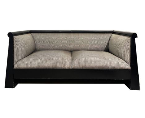 Modernes Sofa im Art Deco-Stil. Schwarz lackiertes Holzgestell, aufwendige, grau-weiße Polsterung. Gebrauchsspuren. 72x 170x 