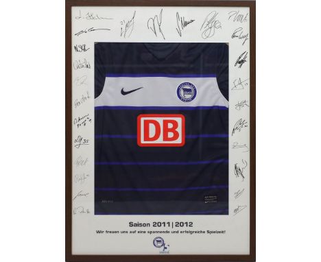 Hertha-Trikot der Saison 2011/2012, mit 26 Autogrammen auf PP. 70x 50 cm. R.