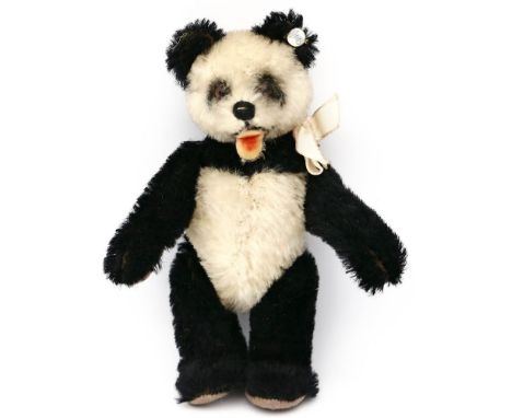 Panda, Steiff. Mit K, ohne F und S. 1951-1961. H. 15 cm.