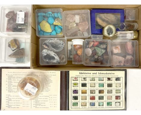 Kleine Sammlung Mineralien. Dabei "Eine Sammlung von 30 echten, ungeschliffenen Edel- und Schmucksteinen aus aller Welt" in K