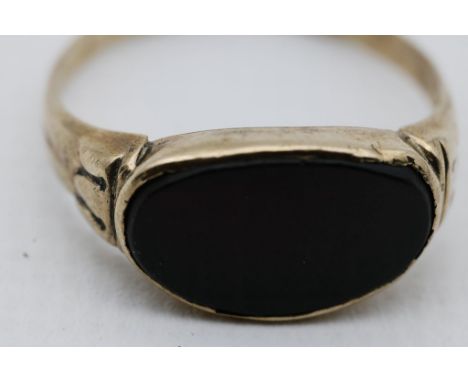 Ring. 333/000 GG, brutto 2,7 g. Besetzt mit schwarzem Onyx-Tafelstein. Gedellt. RW 60.