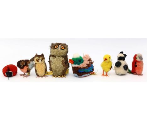 8 Wollminiaturen, Steiff. Verschiedene Ausführungen, überwiegend Vögel. Teils bespielt. 5x mit K und F. 60er/70er Jahre. H. 3