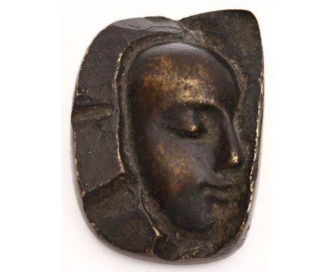 Wohl Papiergewicht. Bronze mit teils beriebener, schwarz-brauner Patina. Unregelmäßige Form, mittig reliiefierte Seitenansich