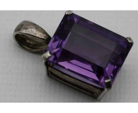Amethystanhänger. Silber, geprüft. Besetzt mit qualitätvollem, rechteckig facettierten Amethyst, D. 2x 1,5 cm. L. 3,2 cm.