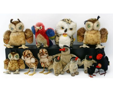 12 Steiff-Vögel. Verschiedene Ausführungen. Dabei Rabe, Uhu, Papagei, Pinguine, etc. Teils mit K. Meist stärker bespielt. H. 