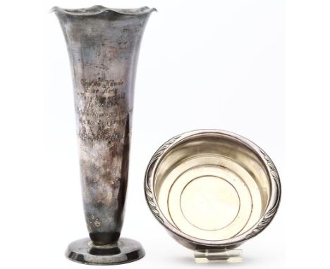 Vase und Schale, WMF. Metall. Vase in Tropetenform mit graviertem Spruch. Angelaufen, Front mit Delle. Gem. WMF, 1935-1955. V