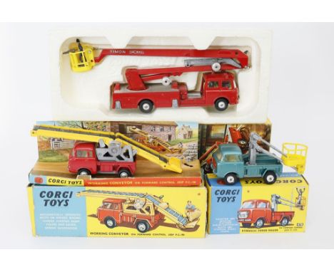 3 Spielzeugautos, Corgi Toys. 2 Forward Control Jeep FC-150, 1x mit Hebebühne, Art.-Nr. 478, der andere mit Förderband, Art.-