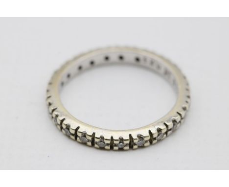 Memory-Ring. 585/000 WG, brutto 2,4 g. Umlaufend besetzt mit Diamanten, Achtkant, zus. 0,25 ct. (so in Ringschiene graviert).