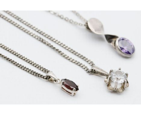 3 kleine Kettenanhänger, je an Gliederkette. 835/000 bzw. 925/000 Silber. Anhänger je mit facettiertem Besatz wie Bergkristal