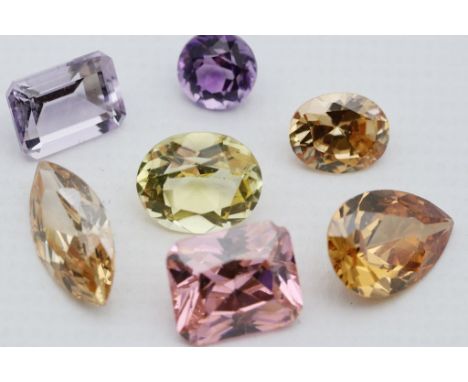7 Farbsteine, zus. ca. 41 ct. Verschiedene Facettschliffe und Größen. Unterschiedliche Farben, dabei Amethyst und Synthesen. 