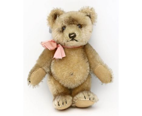 Steiff-Teddy "Jacky". Blonder, teils braun gespitzter Mohair. Gegliedert und mit Drehkopf L. bespielt. Ohne K. 50er Jahre. L.