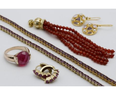 6 Teile Schmuck. 925/000 Sterlingsilber, vergoldet. Unterschiedliche Ausführungen und Besatz, u.a. Rubin, Karneol bzw. Amethy