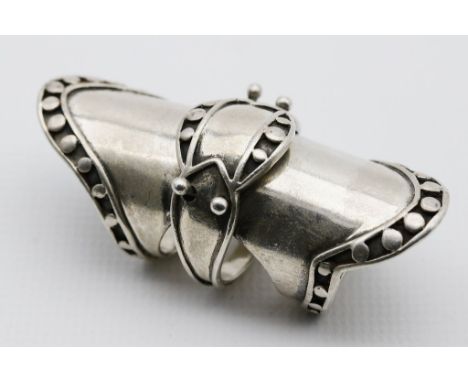 3-teiliger Designer-Ring. 925/000 Sterlingsilber, 28,5 g. An die Finger einer Ritterrüstung erinnernde, bewegliche, teils rel