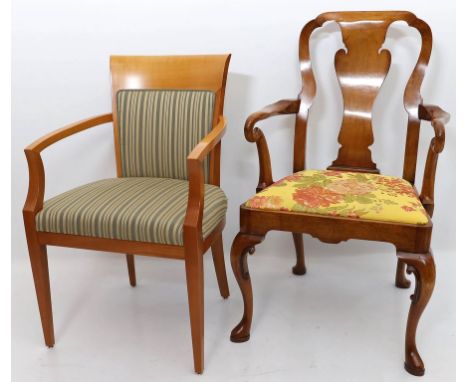 2 Stühle. Nussbaum/Kirsche. 1x im Chippendale-Stil. Gepolstert. Gebrauchsspuren. 20. Jh. H. 87 bzw. 99 cm.