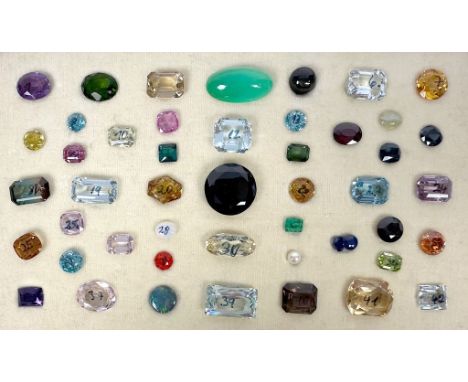 Sammlung von 42 Edelsteinen. Verschiedene Minerale, Größen und Schliffarten. Dabei Aquamarin, Amethyst, Ametrin, Turmalin, Ch