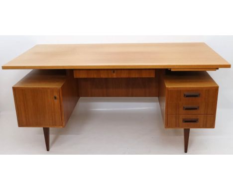 Vintage-Schreibtisch. Nussbaum. Rechteckige Platte mit 2 Containern (eintürig bzw. 3-schübig), rückseitig Kredenz. Auf konisc