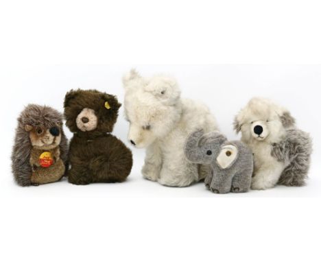5 Steiff-Tiere. Verschiedenfarbiger Kunstfaserplüsch. Verschiedene Ausführungen, dabei Teddy, Elefant und Eisbär. Je mit K. E