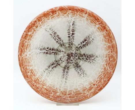 Schale, WMF Ikora. Farbloses Glas mit braunem und orangem Pulverschmelz, dazwischen silbrig-graues Netz mit Lufteinschlüssen.