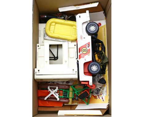 Konvolut Zubehör für Big Jim, Mattel. Verschiedene Ausführungen, u.a. Moto-Cross-Maschine und Begleitfahrzeug, unzählige Klei