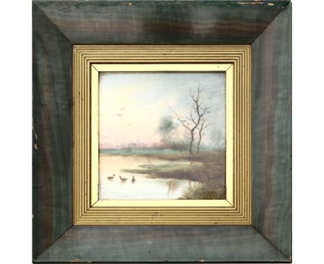 Bildplatte. Keramik. Polychrom gemalte Seenlandschaft, im Hintergrund Dorfsihouette in der Abendröte. Um 1900. D. 10x 10 cm. 