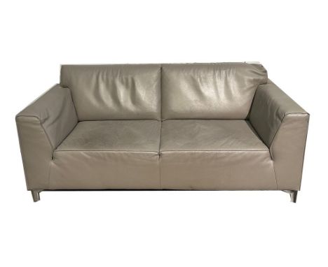 Modernes Sofa, H&H. Graue Kunstlederpolsterung, Metallbeine. Kratzer. Herstelleretikett und im Stoff eingewebtes Logo H&H. 74