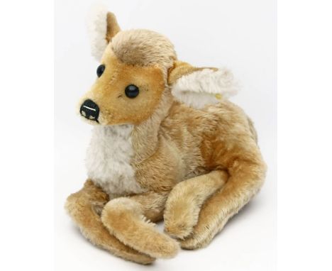 Liegendes Rehkitz, Steiff. Verschiedenfarbiger Mohair. Mit K und F. Bespielt. 50er/60er Jahre. L. 30 cm.