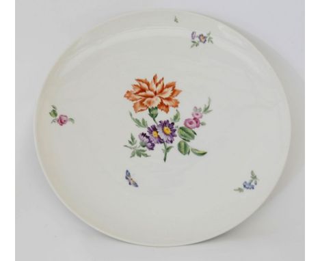 Petri, Trude Runde Platte "Urbino". Porzellan. Bunte Blumenmalerei mit Schmetterlingen. Szeptermarke mit rotem Reichsapfel üb