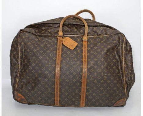Tragekoffer, Louis Vuitton. Monogram Canvas, braune Beschläge aus Rindsleder (sehr starke Gebrauchsspuren), messingfarbene Ha