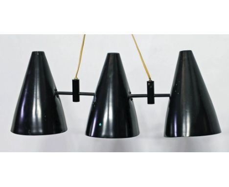 Vintage-Deckenleuchte, 3-flammig. Metall, schwarz gefasst. Altersspuren, Kratzer, gedellt. L. ca. 66 cm.