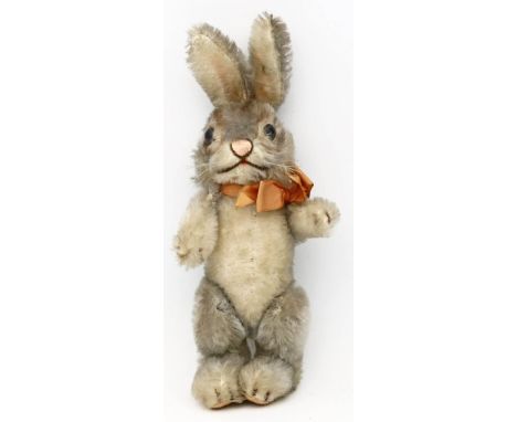 Steiff-Hase ''Niki". Verschiedenfarbiger Mohair. Gegliedert und mit Drehkopf. Bespielt bzw. eingestaubt. Ohne K. 50er Jahre. 