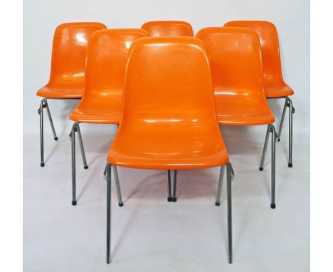 6 Vintage-Stapelstühle. Metallfüße, orange Kunststoffschale. Gebrauchsspuren. 70er Jahre. H. je 82 cm.