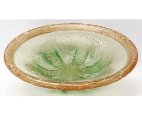 Runde Schale, WMF Ikora. Farbloses Glas mit eingeschmolzenem, silbrigweißen Netz und Dekor aus grünem und orangem Pulverschme